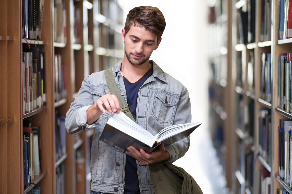 Estudiante leyendo en una biblioteca
